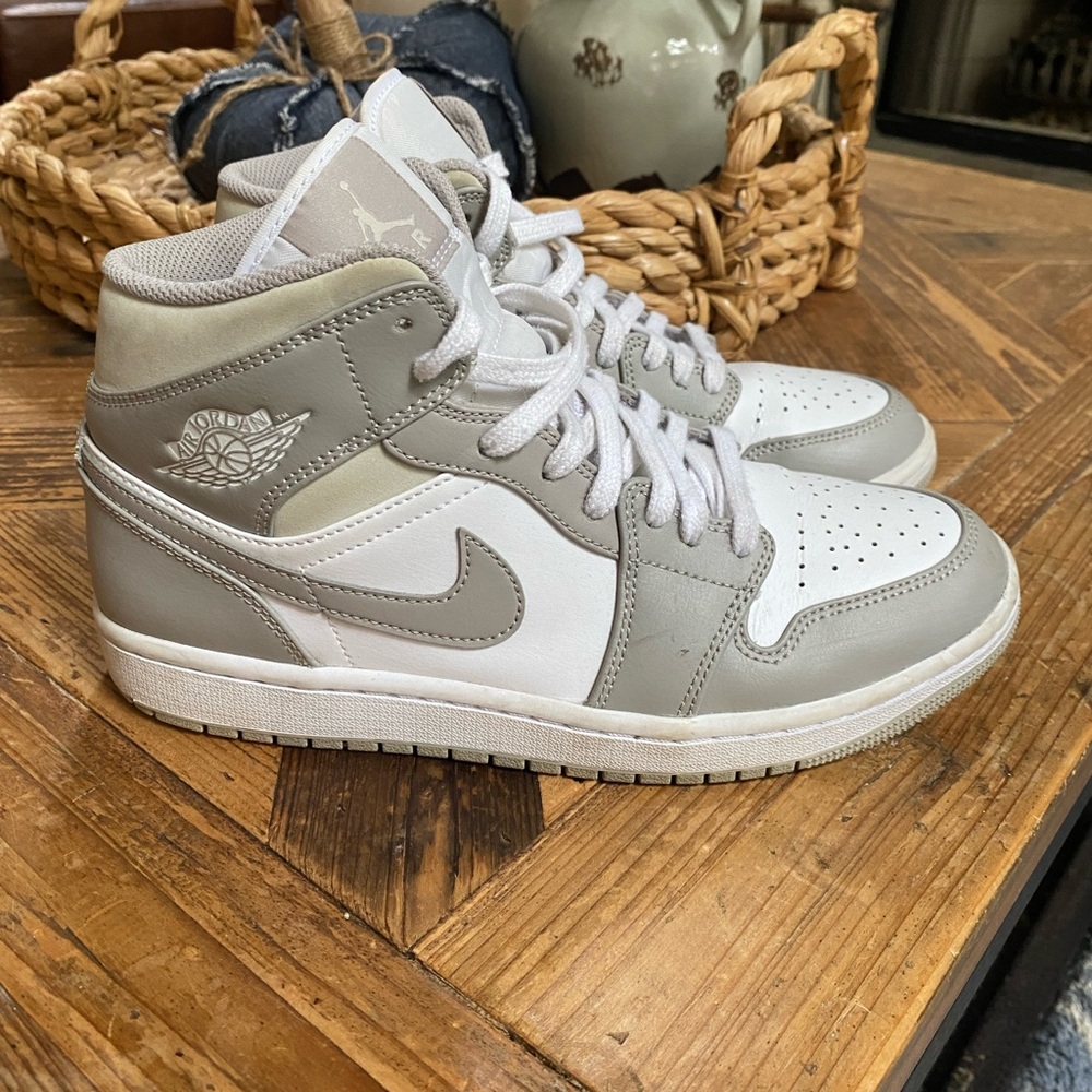 Jordan 1 Mid College Gray Nike